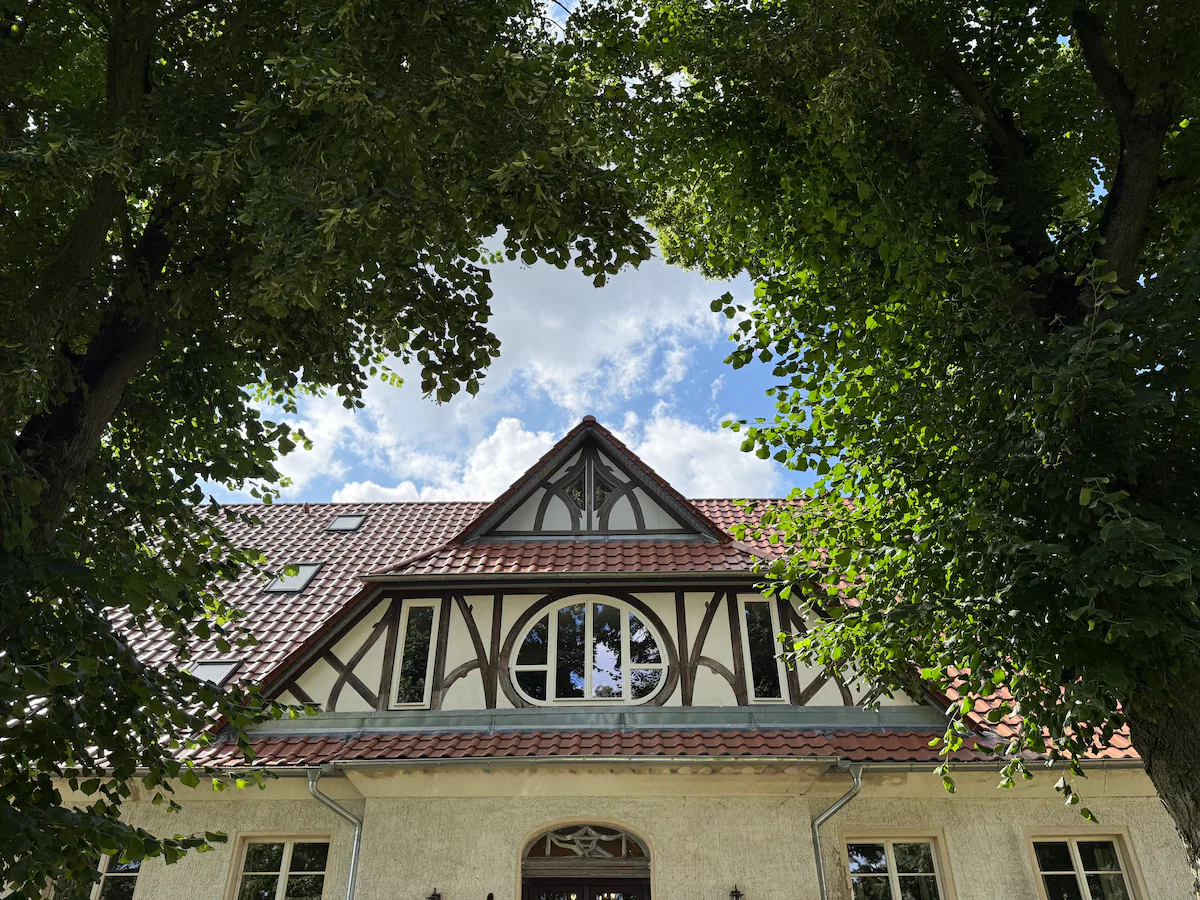 Fassade des Andreashof Breechen mit Fachwerkgiebel