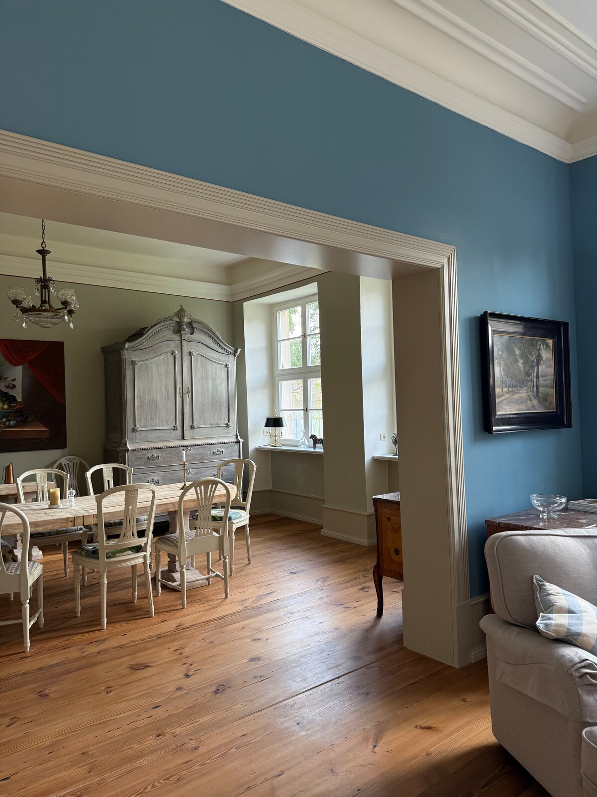 Esszimmer mit langer Tafel